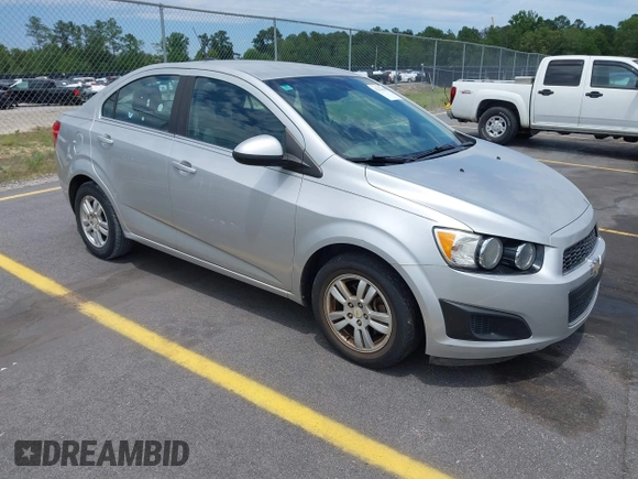 2012 Chevrolet Sonic LT z VIN 1G1JC5SH4C4107831, wystawiony jako IAAI lot #42344605 z przebiegiem 110 790 mil mil oraz . Historia ofert i sprzedaży dostępna na DreamBid. Obrazek 1.