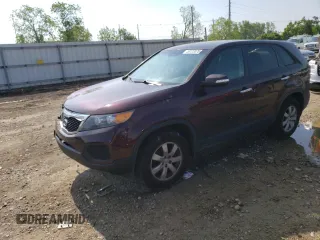 2012 Kia Sorento LX z VIN 5XYKT3A10CG282051, wystawiony jako Copart lot #58123375 z przebiegiem 178 228 mil mil oraz Czysty tytuł • Clean title. Historia ofert i sprzedaży dostępna na DreamBid. Obrazek 1.