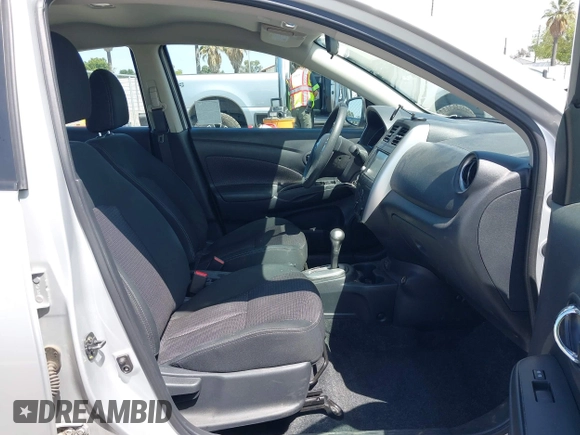 2019 Nissan Versa SV z VIN 3N1CN7AP9KL867893, wystawiony jako IAAI lot #42100542 z przebiegiem 105 962 mil mil oraz . Historia ofert i sprzedaży dostępna na DreamBid. Obrazek 5.