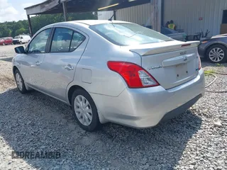 2015 Nissan Versa S Plus z VIN 3N1CN7AP1FL816927, wystawiony jako IAAI lot #42798798 z przebiegiem Nie podano mil oraz . Historia ofert i sprzedaży dostępna na DreamBid. Obrazek 3.
