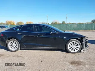 2018 Tesla Model S 75D z VIN 5YJSA1E23JF246601, wystawiony jako IAAI lot #40774603 z przebiegiem 55 697 mil mil oraz . Historia ofert i sprzedaży dostępna na DreamBid. Obrazek 13.