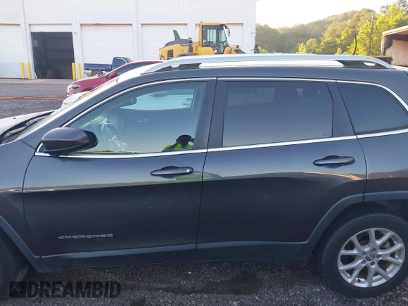 2017 Jeep Cherokee Latitude z VIN 1C4PJLCB6HW542030, wystawiony jako IAAI lot #42306511 z przebiegiem 85 461 mil mil oraz . Historia ofert i sprzedaży dostępna na DreamBid. Obrazek 14.