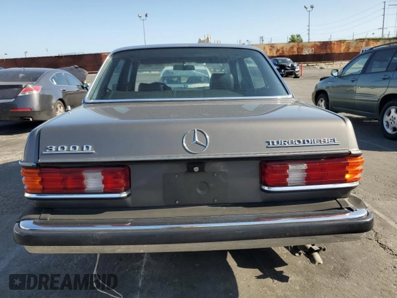 1984 Mercedes-Benz 300 D с VIN WDBAB33A1EA083118, выставлен на аукционе Copart как лот 56901585 с пробегом 157 356 миль миль и Списание • Salvage title. История ставок и продаж доступна на DreamBid. Изображение 6.