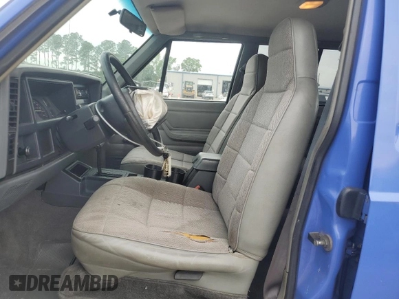 1996 Jeep Cherokee Sport z VIN 1J4FT68S8TL128381, wystawiony jako Copart lot #57496175 z przebiegiem 221 330 mil mil oraz Szkoda całkowita • Salvage title. Historia ofert i sprzedaży dostępna na DreamBid. Obrazek 7.