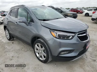 2020 Buick Encore Essence z VIN KL4CJGSB6LB047540, wystawiony jako Copart lot #48350565 z przebiegiem 40 156 mil mil oraz Nie do naprawy. Historia ofert i sprzedaży dostępna na DreamBid. Obrazek 4.