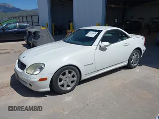 2001 Mercedes-Benz SLK 230 Kompressor z VIN WDBKK49FX1F218767, wystawiony jako IAAI lot #42301070 z przebiegiem 182 332 mil mil oraz . Historia ofert i sprzedaży dostępna na DreamBid. Obrazek 2.