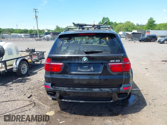 2013 BMW X5 xDrive50i z VIN 5UXZV8C54D0C15421, wystawiony jako IAAI lot #42298535 z przebiegiem 118 890 mil mil oraz . Historia ofert i sprzedaży dostępna na DreamBid. Obrazek 16.