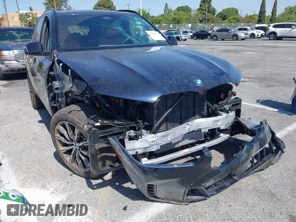2025 BMW X5 xDrive40i z VIN 5UX23EU04S9X08790, wystawiony jako IAAI lot #42261810 z przebiegiem 7 051 mil mil oraz . Historia ofert i sprzedaży dostępna na DreamBid. Obrazek 1.