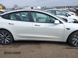 2025 Tesla Model 3 Long Range z VIN 5YJ3E1EB3SF899746, wystawiony jako IAAI lot #41678122 z przebiegiem 2 249 mil mil oraz . Historia ofert i sprzedaży dostępna na DreamBid. Obrazek 13.