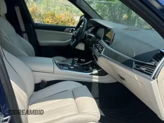 2020 BMW X7 xDrive40i z VIN 5UXCW2C06L0E74740, wystawiony jako Copart lot #55679695 z przebiegiem 21 686 mil mil oraz Szkody całkowita. Historia ofert i sprzedaży dostępna na DreamBid. Obrazek 5.