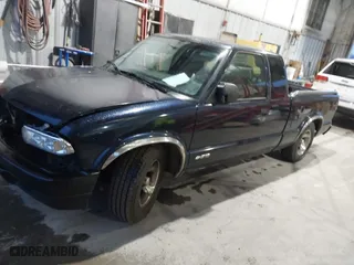 2001 Chevrolet S-10 LS with VIN 1GCCS19W818233602, listed as a IAAI auction lot 41243240 with 206,157 mi miles. Bid and sale history available at carsss.com. Image 17.