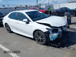 2020 Toyota Camry SE z VIN 4T1G11AK2LU970118, wystawiony jako IAAI lot #41950188 z przebiegiem 11 171 mil mil oraz . Historia ofert i sprzedaży dostępna na DreamBid. Obrazek 1.