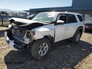 2018 Toyota 4Runner SR5 z VIN JTEBU5JR9J5566827, wystawiony jako Copart lot #57998185 z przebiegiem Nie podano mil oraz Szkoda całkowita • Salvage title. Historia ofert i sprzedaży dostępna na DreamBid. Obrazek 1.
