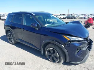 2024 Nissan Rogue SV z VIN JN8BT3BA1RW357628, wystawiony jako IAAI lot #42255693 z przebiegiem 13 921 mil mil oraz . Historia ofert i sprzedaży dostępna na DreamBid. Obrazek 1.