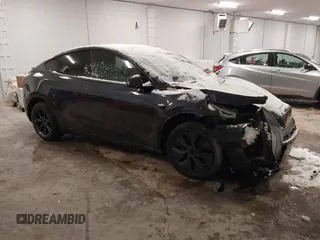 2025 Tesla Model Y Long Range z VIN 7SAYGDED3SF269554, wystawiony jako IAAI lot #41363465 z przebiegiem 883 mil mil oraz . Historia ofert i sprzedaży dostępna na DreamBid. Obrazek 1.