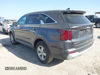 2025 Kia Sorento LX z VIN 5XYRG4JC4SG355799, wystawiony jako IAAI lot #41709416 z przebiegiem 1698 mil mil oraz . Historia ofert i sprzedaży dostępna na DreamBid. Obrazek 3.
