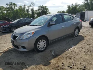 2012 Nissan Versa SV z VIN 3N1CN7AP5CL903791, wystawiony jako Copart lot #59574345 z przebiegiem 141 536 mil mil oraz Czysty tytuł • Clean title. Historia ofert i sprzedaży dostępna na DreamBid. Obrazek 1.