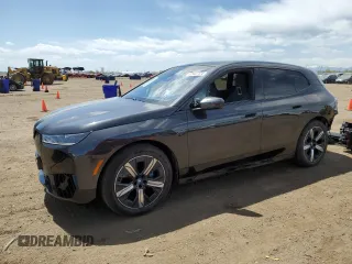 2023 BMW iX xDrive50 z VIN WB523CF03PCM09655, wystawiony jako Copart lot #52922124 z przebiegiem 3159 mil mil oraz . Historia ofert i sprzedaży dostępna na DreamBid. Obrazek 1.