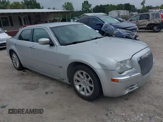 2006 Chrysler 300 C z VIN 2C3LA63H96H408536, wystawiony jako IAAI lot #42348964 z przebiegiem 139 904 mil mil oraz . Historia ofert i sprzedaży dostępna na DreamBid. Obrazek 1.
