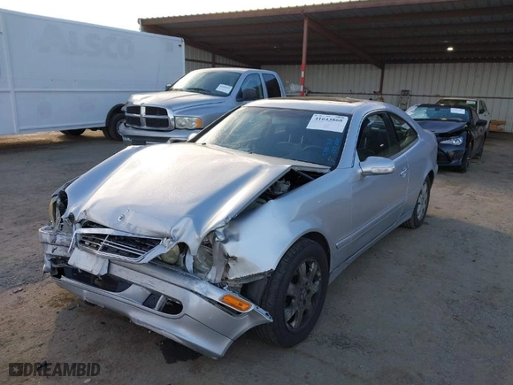 2001 Mercedes-Benz CLK-Class with VIN WDBLJ65G01T083995, listed as a IAAI auction lot 41643860 with 194,174 mi miles. Bid and sale history available at carsss.com. Image 6.