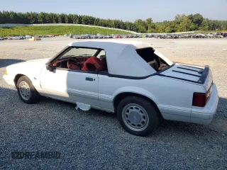 1993 Ford Mustang z VIN 1FACP44M9PF187992, wystawiony jako Copart lot #68557154 z przebiegiem 63 008 mil mil oraz Czysty tytuł • Clean title. Historia ofert i sprzedaży dostępna na DreamBid. Obrazek 2.