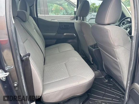 2023 Toyota Tacoma SR5 z VIN 3TMAZ5CN2PM196688, wystawiony jako Copart lot #58993285 z przebiegiem 4331 mil mil oraz Szkody całkowita. Historia ofert i sprzedaży dostępna na DreamBid. Obrazek 6.
