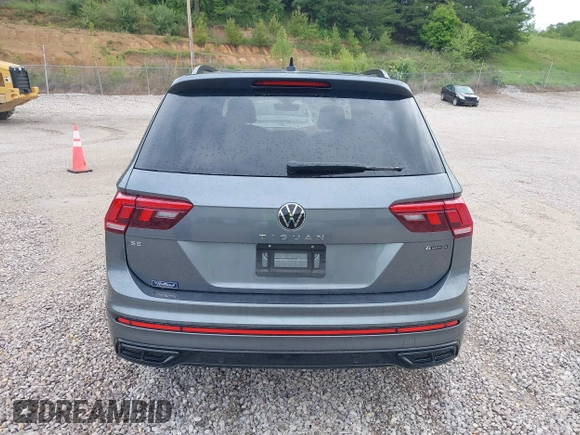 2024 Volkswagen Tiguan SE R-Line Black with VIN 3VV8B7AX1RM181025, listed as a IAAI auction lot 42131070 with 5,497 mi miles and . Bid and sale history available at DreamBid. Image 16.
