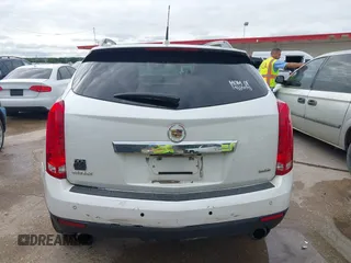 2013 Cadillac SRX Performance Collection z VIN 3GYFNDE38DS542736, wystawiony jako IAAI lot #42398648 z przebiegiem 266 059 mil mil oraz . Historia ofert i sprzedaży dostępna na DreamBid. Obrazek 16.