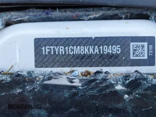 2019 Ford Transit z VIN 1FTYR1CM8KKA19495, wystawiony jako IAAI lot #41275177 z przebiegiem 84 136 mil mil oraz . Historia ofert i sprzedaży dostępna na DreamBid. Obrazek 9.