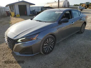 2025 Nissan Altima SV z VIN 1N4BL4DV7SN304368, wystawiony jako Copart lot #59351595 z przebiegiem 17 294 mil mil oraz Czysty tytuł • Clean title. Historia ofert i sprzedaży dostępna na DreamBid. Obrazek 1.