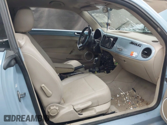 2014 Volkswagen Beetle 1.8T z VIN 3VWJ17AT8EM662235, wystawiony jako IAAI lot #42371906 z przebiegiem 118 173 mil mil oraz . Historia ofert i sprzedaży dostępna na DreamBid. Obrazek 5.