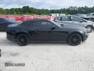 2012 Ford Mustang V6 z VIN 1ZVBP8EM4C5276765, wystawiony jako IAAI lot #42606236 z przebiegiem 129 111 mil mil oraz . Historia ofert i sprzedaży dostępna na DreamBid. Obrazek 13.
