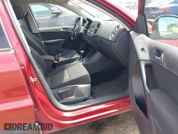 2012 Volkswagen Tiguan LE z VIN WVGAV7AX5CW097459, wystawiony jako IAAI lot #42526659 z przebiegiem 158 634 mil mil oraz . Historia ofert i sprzedaży dostępna na DreamBid. Obrazek 5.