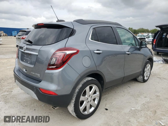 2020 Buick Encore Essence z VIN KL4CJGSB6LB047540, wystawiony jako Copart lot #48350565 z przebiegiem 40 156 mil mil oraz Nie do naprawy. Historia ofert i sprzedaży dostępna na DreamBid. Obrazek 3.
