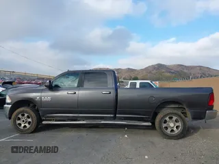 2017 Ram 2500 SLT z VIN 3C6UR5JL4HG570952, wystawiony jako IAAI lot #41456094 z przebiegiem 245 785 mil mil oraz . Historia ofert i sprzedaży dostępna na DreamBid. Obrazek 14.