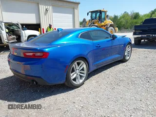 2018 Chevrolet Camaro 1LT z VIN 1G1FB1RS5J0101768, wystawiony jako IAAI lot #41990965 z przebiegiem 82 492 mil mil oraz . Historia ofert i sprzedaży dostępna na DreamBid. Obrazek 4.