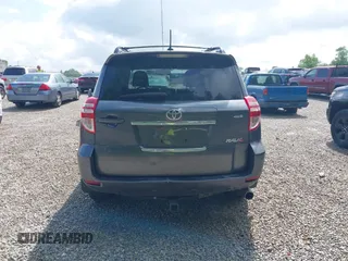 2012 Toyota RAV4 Sport z VIN JTMRK4DV9C5107828, wystawiony jako IAAI lot #42430899 z przebiegiem 109 768 mil mil oraz . Historia ofert i sprzedaży dostępna na DreamBid. Obrazek 17.