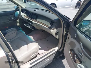 1996 Lincoln Town Car Signature z VIN 1LNLM82W7TY604597, wystawiony jako IAAI lot #42524442 z przebiegiem 245 728 mil mil oraz . Historia ofert i sprzedaży dostępna na DreamBid. Obrazek 5.