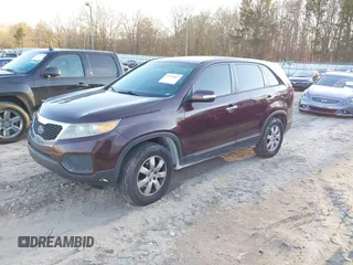 2012 Kia Sorento LX z VIN 5XYKT3A15CG203294, wystawiony jako IAAI lot #41339207 z przebiegiem 122 141 mil mil oraz . Historia ofert i sprzedaży dostępna na DreamBid. Obrazek 2.