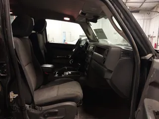 2010 Jeep Commander Sport z VIN 1J4RG4GT4AC115611, wystawiony jako IAAI lot #42286985 z przebiegiem 149 365 mil mil oraz . Historia ofert i sprzedaży dostępna na DreamBid. Obrazek 5.