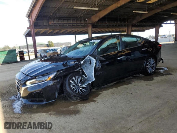 2025 Nissan Altima SV z VIN 1N4BL4DV7SN369382, wystawiony jako Copart lot #52144025 z przebiegiem 1 789 mil mil oraz Szkoda całkowita • Salvage title. Historia ofert i sprzedaży dostępna na DreamBid. Obrazek 1.