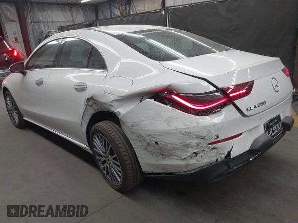 2025 Mercedes-Benz CLA 250 z VIN W1K5J4GB4SN481027, wystawiony jako IAAI lot #40772342 z przebiegiem 533 mil mil oraz . Historia ofert i sprzedaży dostępna na DreamBid. Obrazek 3.