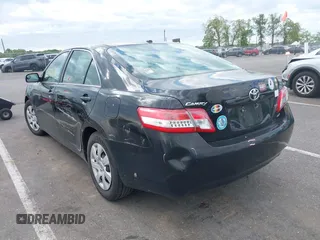 2010 Toyota Camry z VIN 4T1BF3EK3AU551502, wystawiony jako IAAI lot #42216721 z przebiegiem 143 695 mil mil oraz . Historia ofert i sprzedaży dostępna na DreamBid. Obrazek 3.