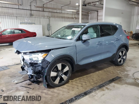 2020 Volvo XC40 Momentum z VIN YV4162UK4L2200587, wystawiony jako Copart lot #55737555 z przebiegiem 32 785 mil mil oraz Szkoda całkowita • Salvage title. Historia ofert i sprzedaży dostępna na DreamBid. Obrazek 1.