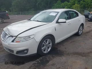 2009 Lincoln MKS z VIN 1LNHM93R69G618185, wystawiony jako IAAI lot #42256398 z przebiegiem 178 805 mil mil oraz . Historia ofert i sprzedaży dostępna na DreamBid. Obrazek 2.
