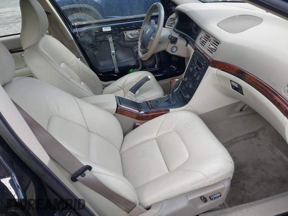 2005 Volvo S80 z VIN YV1TS592551413021, wystawiony jako IAAI lot #41700639 z przebiegiem 59 940 mil mil oraz . Historia ofert i sprzedaży dostępna na DreamBid. Obrazek 5.