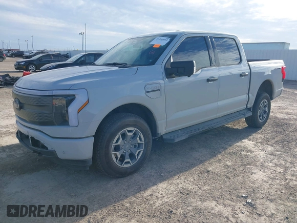 2023 Ford F-150 Lightning Pro z VIN 1FTVW1EL4PWG59817, wystawiony jako IAAI lot #41243052 z przebiegiem 9 859 mil mil oraz . Historia ofert i sprzedaży dostępna na DreamBid. Obrazek 19.