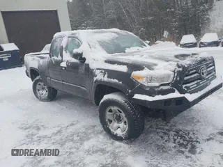 2017 Toyota Tacoma SR z VIN 5TFSX5EN3HX055356, wystawiony jako IAAI lot #41488821 z przebiegiem 105 988 mil mil oraz . Historia ofert i sprzedaży dostępna na DreamBid. Obrazek 1.