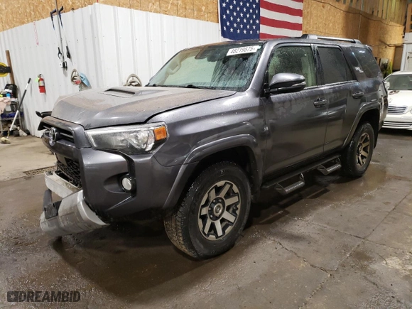 2020 Toyota 4Runner SR5 with VIN JTEBU5JR0L5769530, listed as a Copart auction lot 48219575 with 33,805 mi miles and Salvage Title. Bid and sale history available at carsss.com. Image 1.