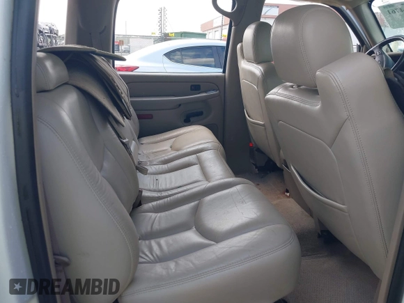 2004 Chevrolet Suburban LT with VIN 1GNEC16Z94J104406, listed as a IAAI auction lot 40114761 with 243,468 mi miles. Bid and sale history available at carsss.com. Image 8.
